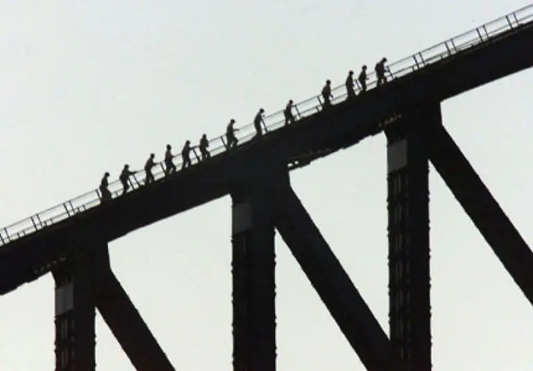 Heute-ist-die-Bruecke-nicht-nur-eine-wichtige-Verkehrsverbindung-sondern-auch-eine-beliebte-Touristenattraktion