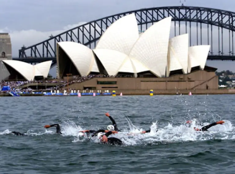 Um-die-Harbour-Bridge-vollstaendig-zu-streichen-benoetigen-die-Arbeiter-etwa-zehn-Jahre-und-mehr-als-30-000-Liter-Farbe-Sind-sie-fertig-koennen-sie-gleich-wieder-von-vorn-beginnen