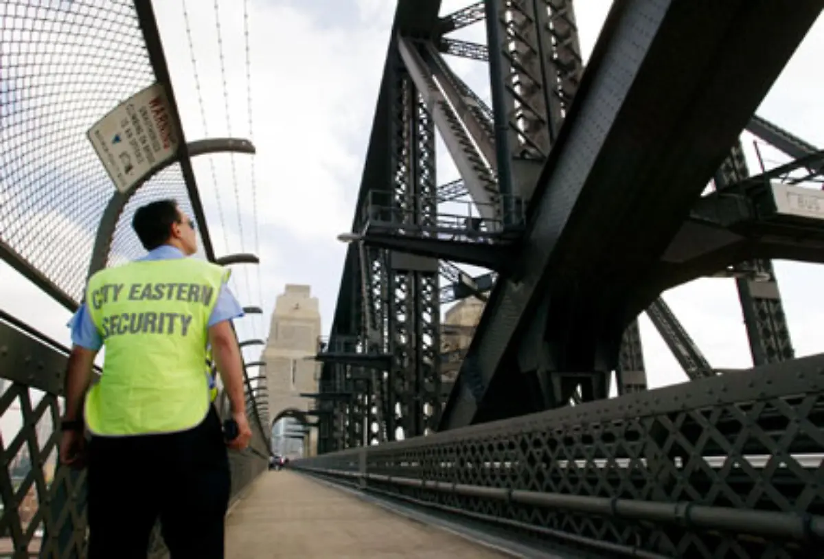 Die-Bruecke-und-ihre-knapp-sechs-Millionen-Nieten-werden-durch-einen-Schutzanstrich-vor-Rost-bewahrt