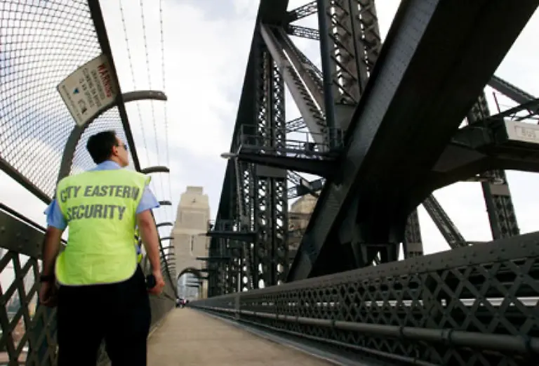 Die-Bruecke-und-ihre-knapp-sechs-Millionen-Nieten-werden-durch-einen-Schutzanstrich-vor-Rost-bewahrt