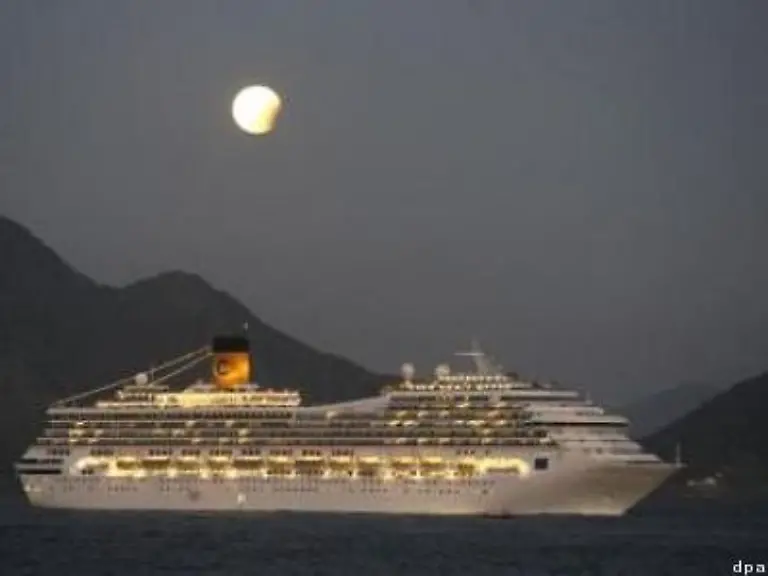 Wenn-es-eine-Mondfinsternis-zu-bestaunen-gibt-wie-hier-auf-dem-Schiff-vor-Rio-de-Janeiro