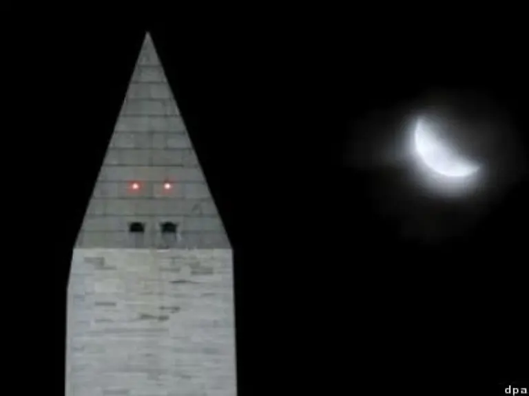 Ueberm-Washingon-Monument-in-DC-geht-das-Licht-aus