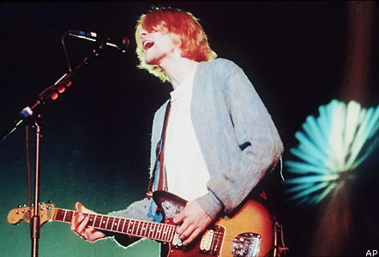Anfang-des-Jahres-1994-versuchte-er-ein-letztes-Mal-seine-Heroinsucht-in-den-Griff-zu-bekommen-Auch-dieser-Versuch-scheiterte-Cobain-floh-aus-der-Klinik-in-Los-Angeles-und-flog-zurueck-nach-Seattle-Er-kaufte-sich-eine-Schrotflinte-offiziell-zum-Selbstschutz