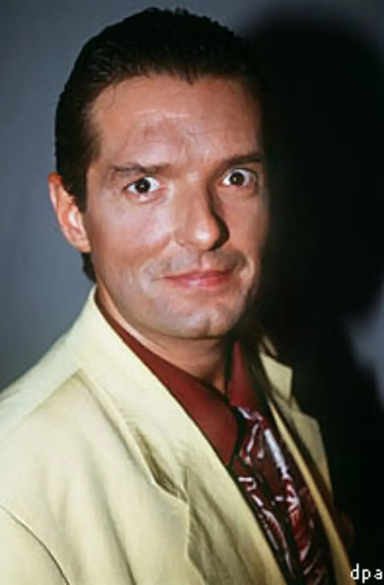 als-Musiker-Er-spielte-in-den-Bands-Spinning-Wheel-und-Drahdiwaberl-trat-im-Ersten-Wiener-Musiktheater-auf-Angeblich-war-er-schon-damals-fuer-exzentrische-Auftritte-bekannt-Bei-manchen-Auftritten-soll-er-seine-Designeranzuege-mit-Plastikfolie-vor-Beschaedigung-geschuetzt-haben