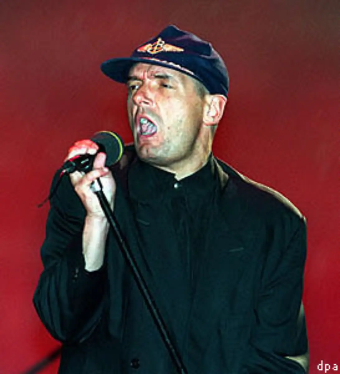 Anfang-der-80er-Jahre-nahm-Falco-die-Single-Der-Kommissar-auf-und-landete-damit-einen-Welthit-Auch-das-Album-Einzelhaft-wurde-ein-grosser-kommerzieller-Erfolg-Weit-weniger-Anklang-fand-dagegen-sein-zweites-Album-Junge-Roemer-das-1984-veroeffentlicht-wurde-Falcos-Karriere-war-ein-staendiges-Auf-und-Ab