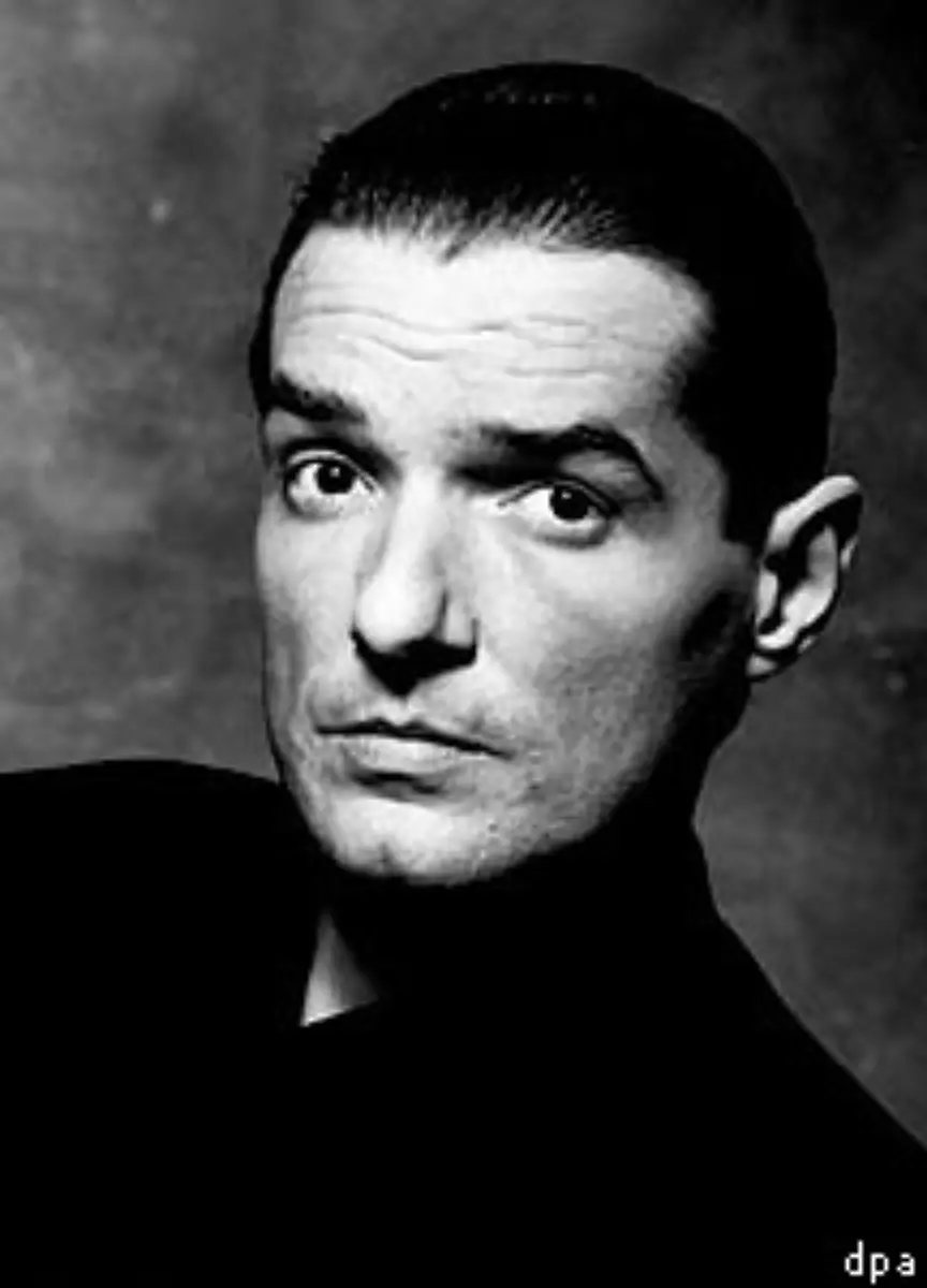 Ab-1987-legte-Falco-eine-Karrierepause-ein-und-zog-sich-aus-der-Oeffentlichkeit-zurueck-Ein-Comeback-scheiterte-1990-mit-dem-Album-Data-de-Groove-Seiner-Beliebtheit-besonders-in-seiner-Heimat-Oesterreich-konnte-das-kaum-etwas-anhaben-1993-gab-er-auf-der-Donauinsel-in-Wien-ein-Konzert-vor-100-000-Zuschauern