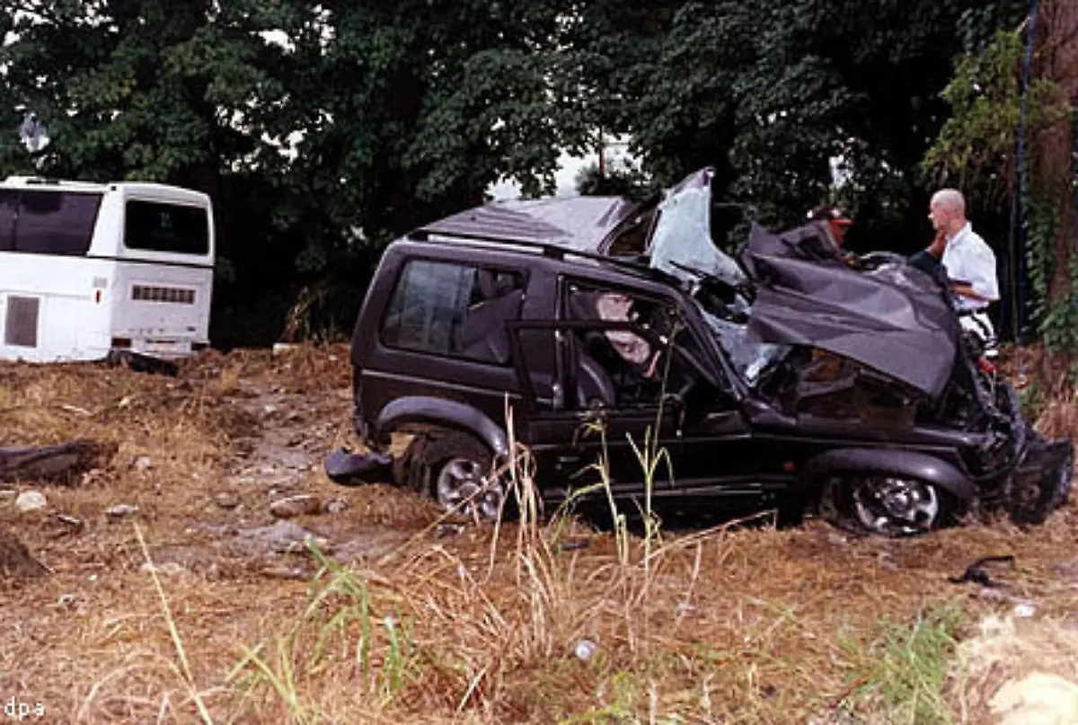 Falco-stirbt-bei-einem-Autounfall-In-seinem-Blut-fand-man-spaeter-eine-grosse-Menge-Kokain-Nach-nur-40-Jahren-wurde-sein-bewegtes-Leben-jaeh-beendet-In-einem-Interview-hatte-er-einmal-gesagt-Wenn-ich-schon-mal-zu-frueh-sterben-sollte-dann-wie-James-Dean-im-Porsche-Zack-Aus