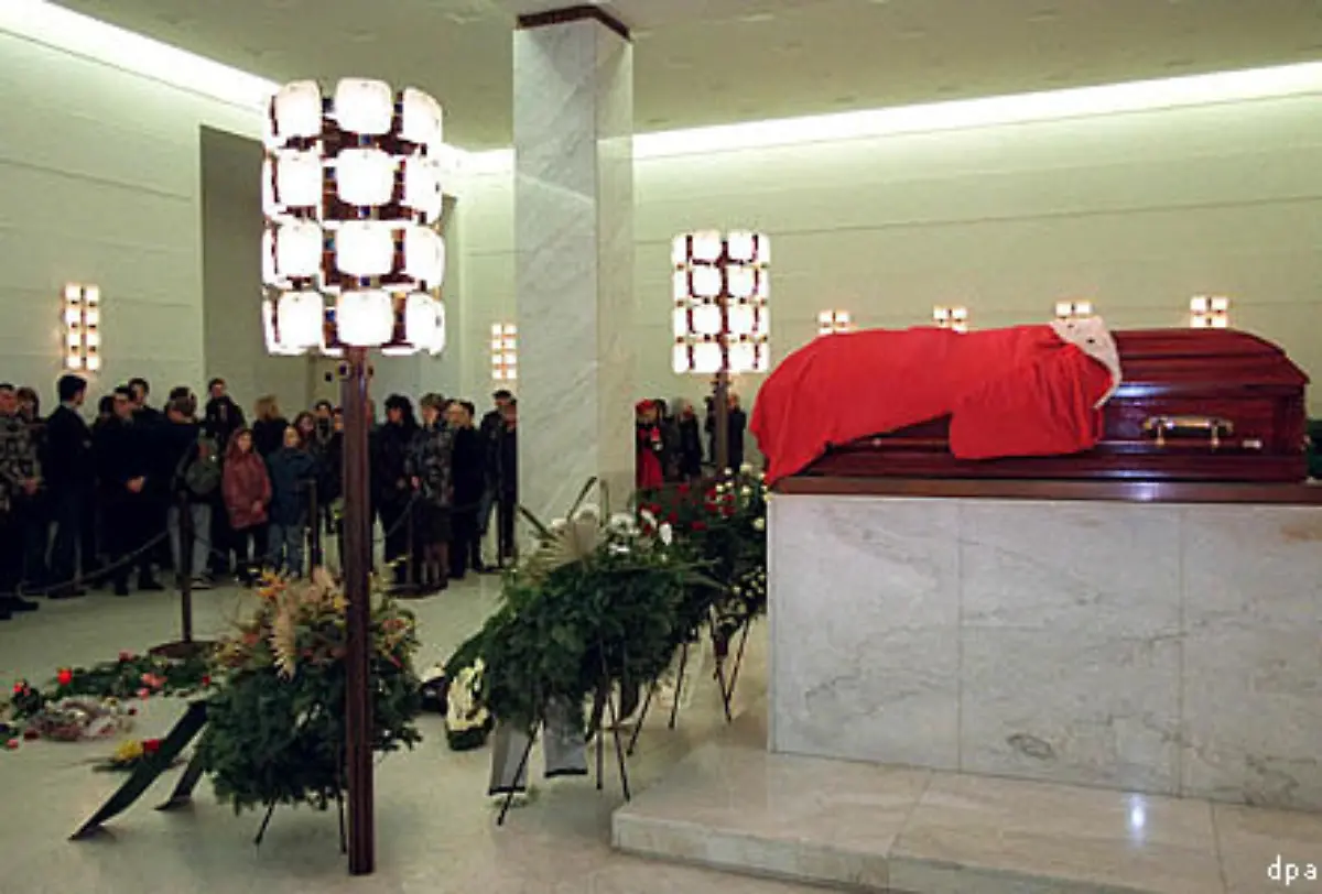 Der-Leichnam-wurde-nach-Wien-ueberfuehrt-der-Sarg-war-mehrere-Tage-fuer-die-Oeffentlichkeit-aufgestellt