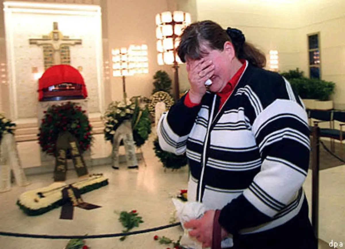 Tausende-Menschen-erwiesen-dem-einstigen-Superstar-die-letzte-Ehre