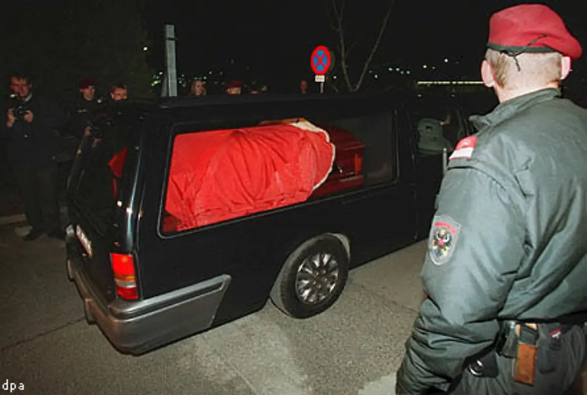 Einige-Tage-spaeter-wurde-Falco-auf-dem-Zentralfriedhof-in-Wien-beigesetzt-Unter-den-Trauernden-waren