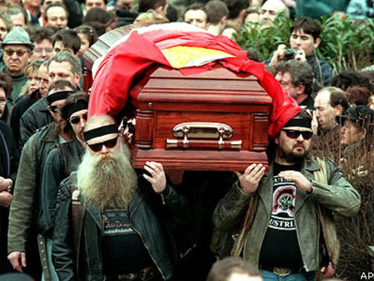 Den-Sarg-trugen-Mitglieder-der-Wiener-Rockergruppe-The-Outsiders