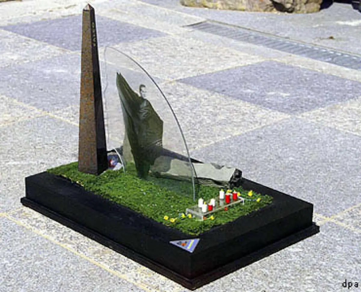 Falco-fand-seine-letzte-Ruhe-nicht-unter-einem-profanen-Grabstein-Fuer-ihn-wurde-ein-Kunstwerk-entworfen-das-Falco-in-heroischer-Pose-auf-einer-Glasscheibe-zeigt