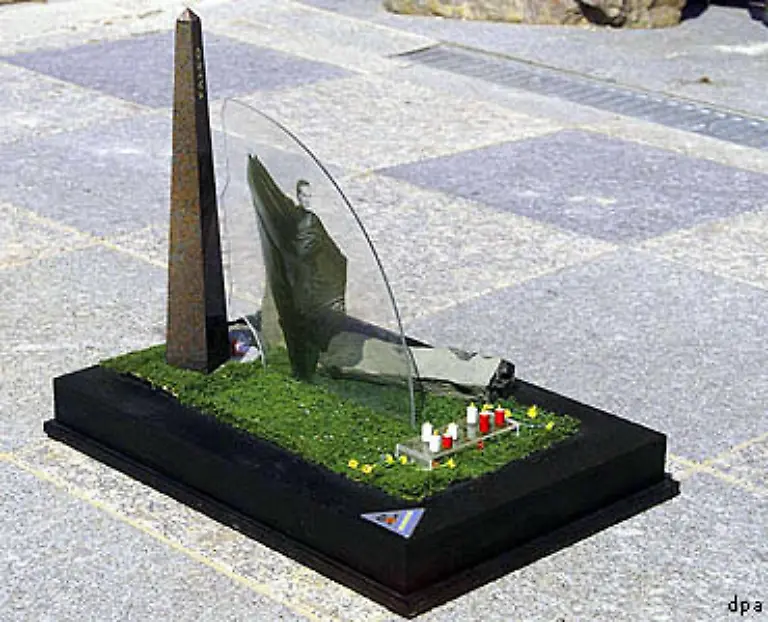 Falco-fand-seine-letzte-Ruhe-nicht-unter-einem-profanen-Grabstein-Fuer-ihn-wurde-ein-Kunstwerk-entworfen-das-Falco-in-heroischer-Pose-auf-einer-Glasscheibe-zeigt