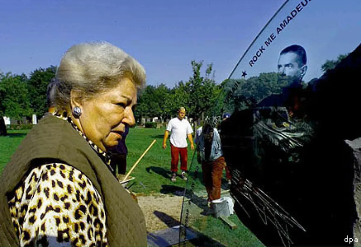 Das-Grab-von-Johann-Hans-Hoelzel-ist-heute-eine-der-Attraktionen-des-Zentralfriedhofs-auf-dem-auch-Schubert-und-Beethoven-begraben-sind