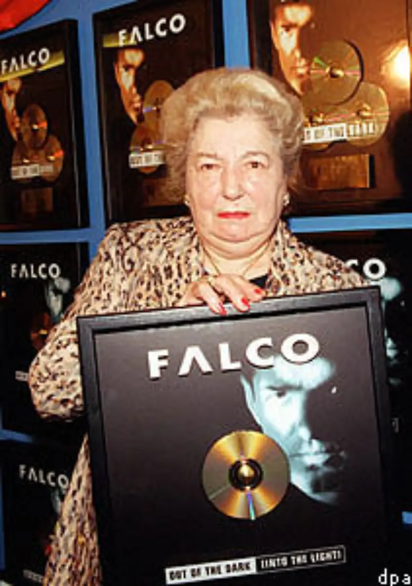 Nicht-nur-zu-Lebzeiten-hat-Falco-Millionen-von-Platten-verkauft-auch-nach-seinem-Tod-wurden-Alben-Singles-und-DVDs-veroeffentlicht