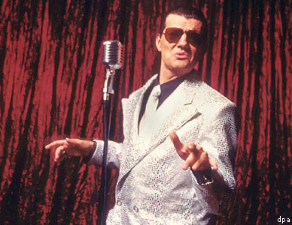 Seit-dem-Jahr-2000-gibt-es-sogar-ein-Musical-das-den-Poptitan-der-80er-ehrt-Falco-Meets-Amadeus-heisst-es-bei-den-zahlreichen-Auffuehrungen-in-Deutschland-und-Oesterreich-sahen-bislang-ueber-eine-Million-Menschen-zu