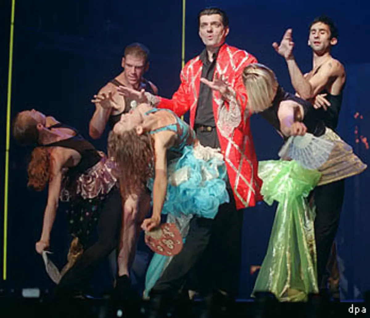 Die-Hommage-an-den-wohl-bekanntesten-oesterreichischen-Saenger-aller-Zeiten-ist-damit-das-erfolgreichste-deutsche-Musical-der-vergangenen-Jahre-Und-sorgt-dafuer-dass-Falco-so-schnell-nicht-in-Vergessenheit-geraten-wird