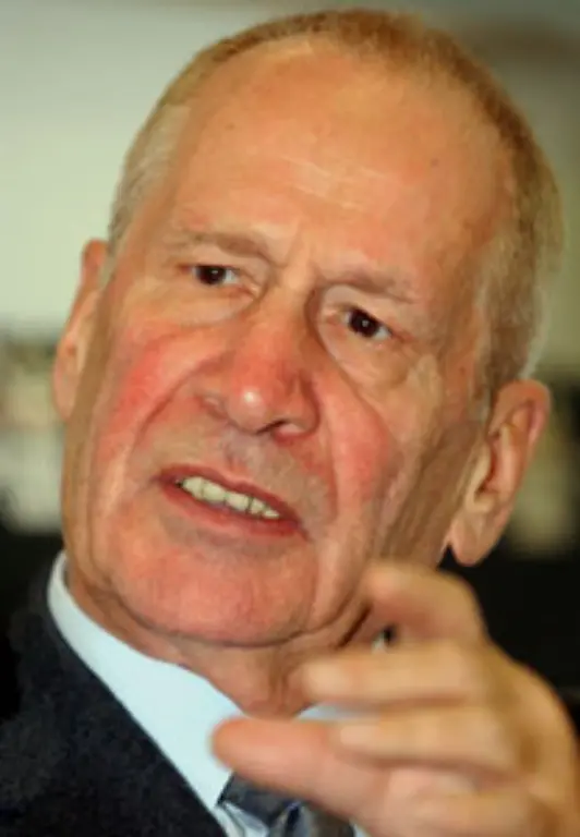 In-dem-daraus-entstandenen-1989-erschienenen-Buch-Troika-und-in-spaeteren-Interviews-zeigte-sich-Wolf-verhalten-kritisch-gegenueber-der-DDR-Er-gehoerte-zu-den-Fuersprechern-einer-vorsichtigen-Reformpolitik