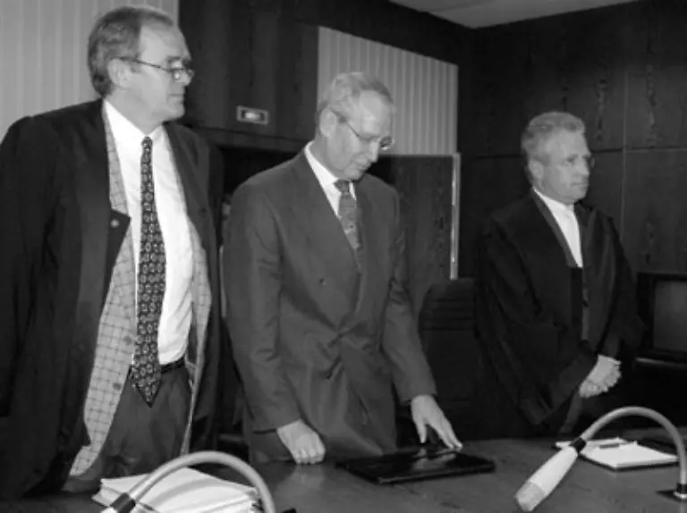 Deswegen-wurde-es-spaeter-teilweise-aufgehoben-1997-kam-es-zu-einer-Verurteilung-zu-zwei-Jahren-Haft-auf-Bewaehrung-wegen-Freiheitsberaubung-Noetigung-und-Koerperverletzung-in-vier-Faellen