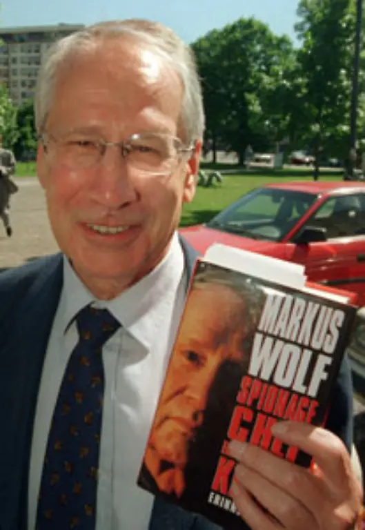 1997-legte-er-eine-Art-Rechenschaftsbericht-ab-Unter-dem-Titel-Spionagechef-im-geheimen-Krieg-veroeffentlichte-Wolf-seine-Memoiren
