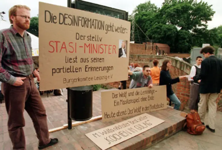 Waehrend-selbst-die-Spionagechefs-des-Westens-Wolf-Anerkennung-zollten-demonstrierte-in-der-Leipziger-Innenstadt-ein-Buergerkomitee-gegen-eine-Lesung-des-ehemaligen-Geheimdienstchefs