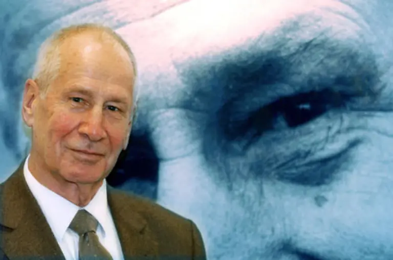 2002-praesentierte-Wolf-dann-auf-der-Frankfurter-Buchmesse-sein-Buch-Freunde-sterben-nicht