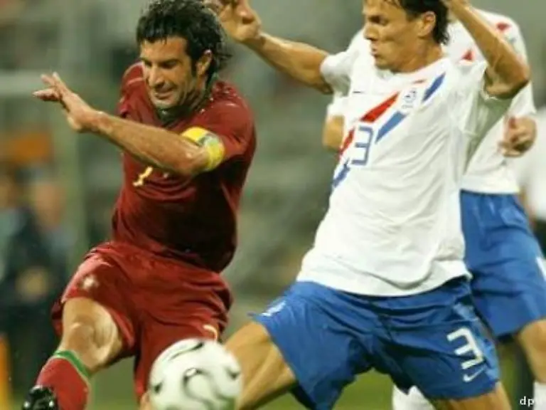 Khalid-Boulahrouz-liess-sich-von-Luis-Figo-provozieren-und-sah-nach-einem-Ellenbogen-Check-gegen-den-Portugiesen-die-gelb-rote-Karte