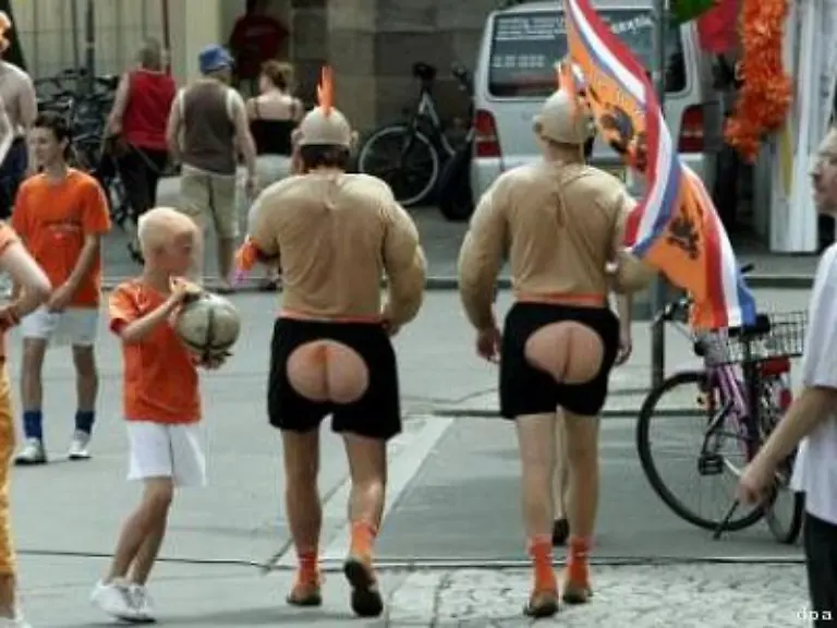 Die-Deutschen-im-Stadion-waren-zufrieden-Sie-wollten-das-Oranje-Team-und-die-dazugehoerigen-Fans-lieber-schnell-wieder-von-hinten-sehen-Sie-sangen-Ohne-Holland-fahren-wir-nach-Berlin