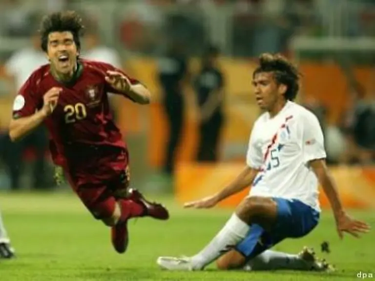 Stattdessen-wurde-nach-Deco-l-Giovanni-van-Bronckhorst-r-des-Feldes-verwiesen