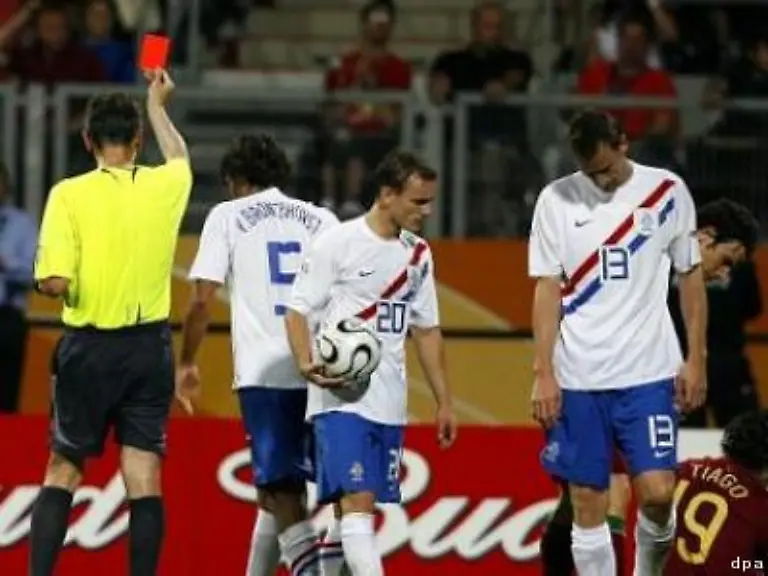 Eine-Minute-vor-dem-Abpfiff-leistete-sich-van-Bronckhorst-aus-Frustration-ein-Abschluss-Foul-In-der-letzten-Spielminute-hiess-es-wieder-neun-gegen-neun