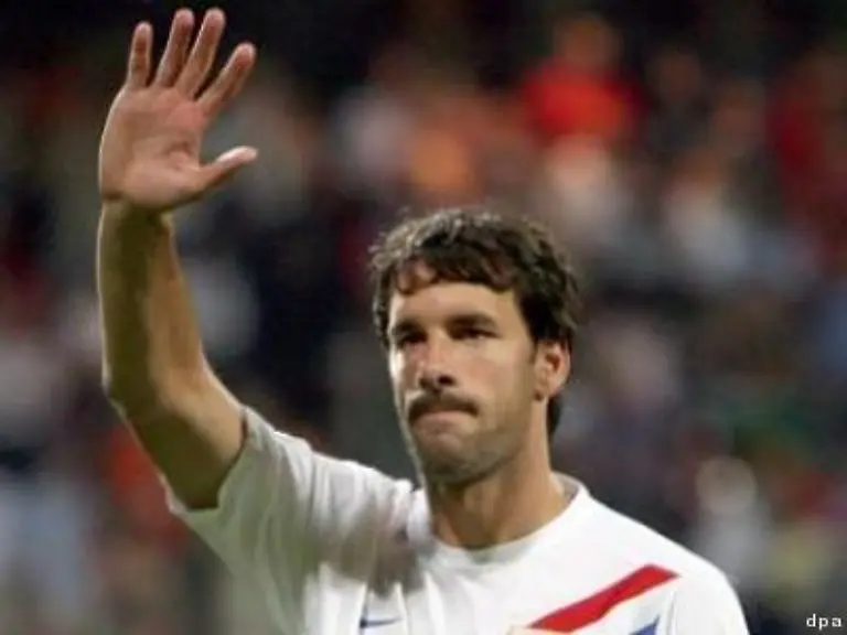 Star-Stuermer-Ruud-van-Nistelrooy-winkt-zum-Abschied-den-Fans-zu-Er-erlebte-sein-vermutlich-letztes-WM-Spiel-auf-der-Ersatzbank