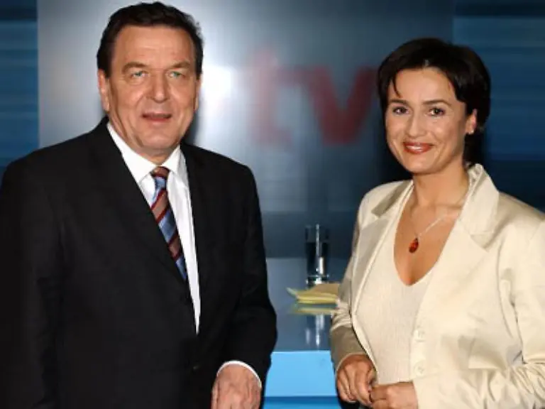 Das-beeindruckte-auch-Gerhard-Schroeder-damals-noch-in-Kanzlerehren-Er-kam-als-Stargast-zur-1000-Sendung