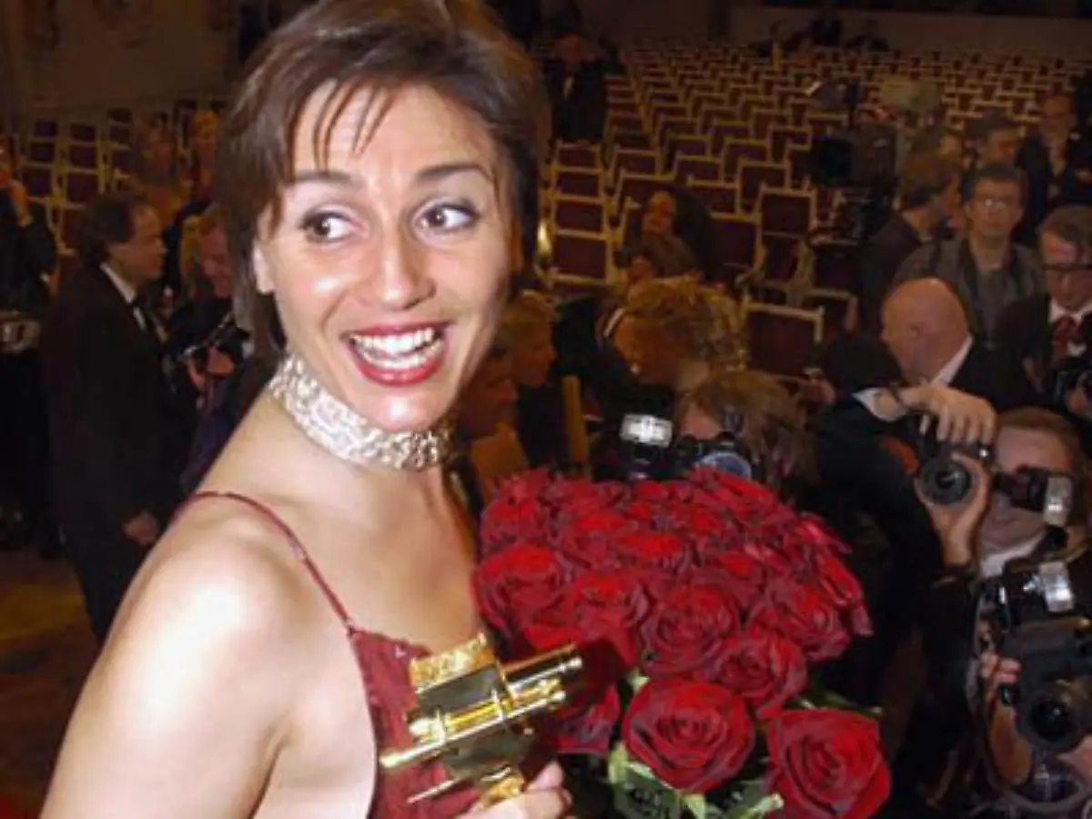 mit-zahlreichen-Peisen-wie-der-Goldenen-Kamera-dem-Hans-Joachim-Friedrichs-Preis-und-dem-Deutschen-Fernsehpreis-honoriert