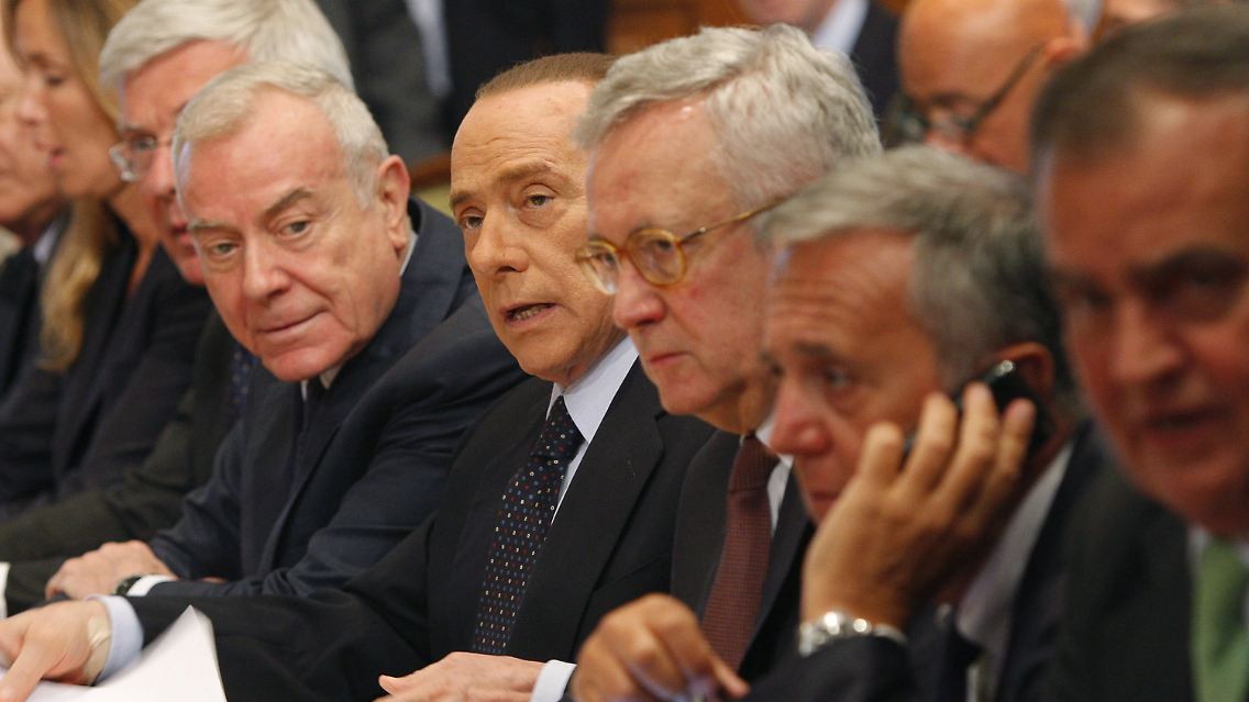 In Rom rauchen die Köpfe. Silvio Berlusconi erläutert die Sparpläne.