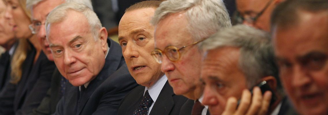 In Rom rauchen die Köpfe. Silvio Berlusconi erläutert die Sparpläne.