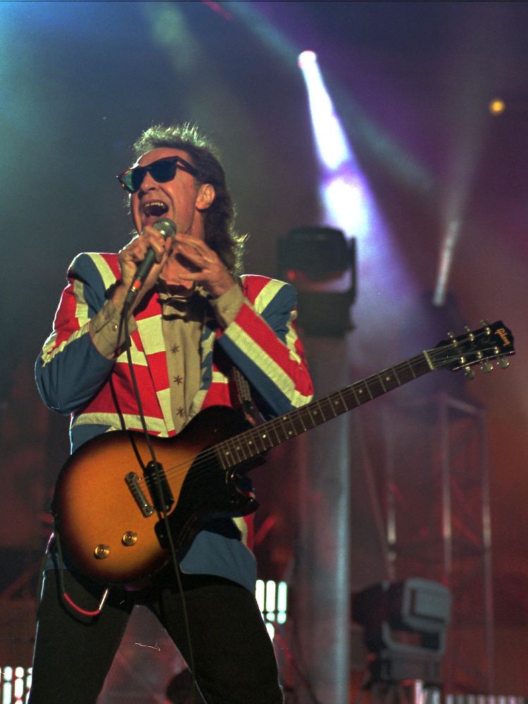 Ray Davies 1995 bei einem Konzert in der Rock and Roll Hall of Fame in Cleveland.