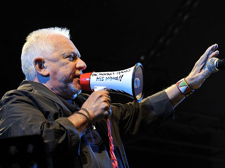 Eric Burdon trat auch schonmal mit einem Megphon auf.