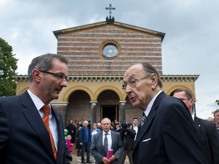 Genscher und Brandenburgs Ministerpräsident Platzeck an der Heilandskirche Sacrow bei Potsdam.