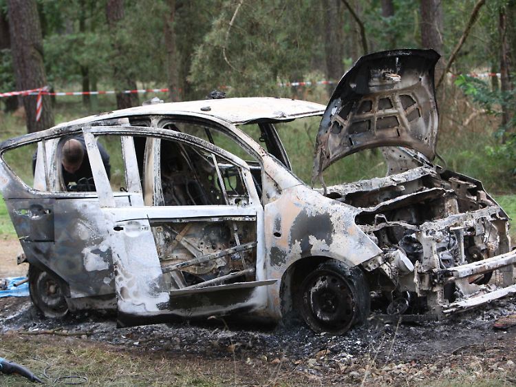 Ein Mann mit erheblichen Brandwunden meldet den Vorfall den Polizei. Er steht offenbar unter Schock.
