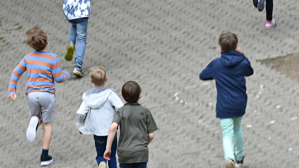 In-einer-Befragung-haben-hessische-Grundschueler-teils-zu-wenig-Gruen-auf-dem-Pausenhof-beklagt