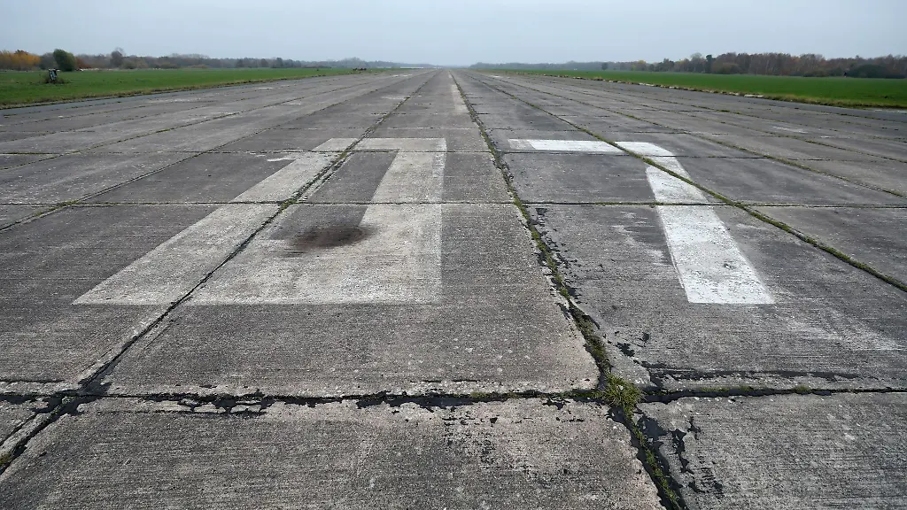 Ehemaliger-Militaerflugplatz-Ferienpark-statt-Flugzeuge