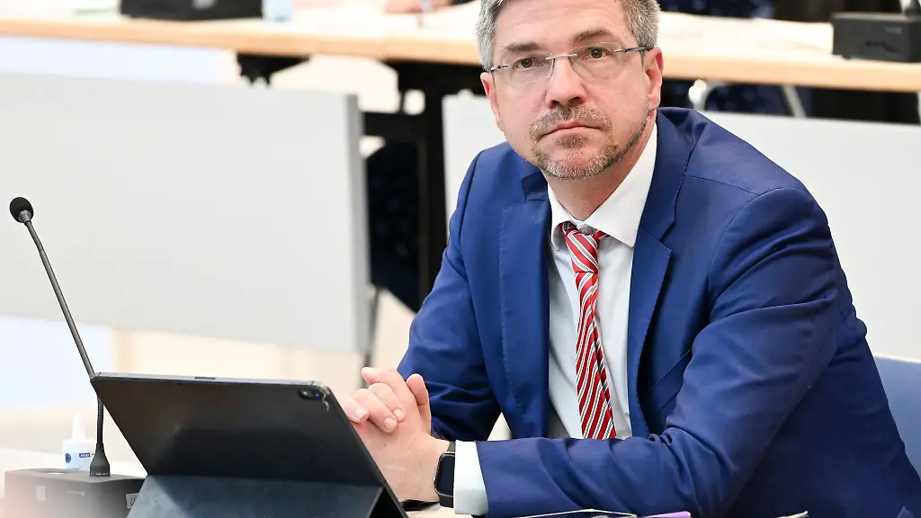 Er-muss-um-sein-Amt-zittern-bei-einem-Buergerentscheid-entscheiden-die-Einwohner-Potsdams-ueber-eine-Abwahl-von-Oberbuergermeister-Mike-Schubert-SPD