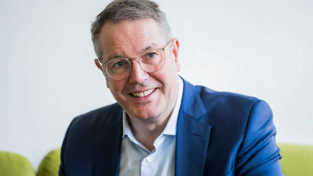 Ministerpraesident-und-Rheinland-Pfalz-Fan-Alexander-Schweitzer-SPD-kommt-mit-wenig-Schlaf-aus