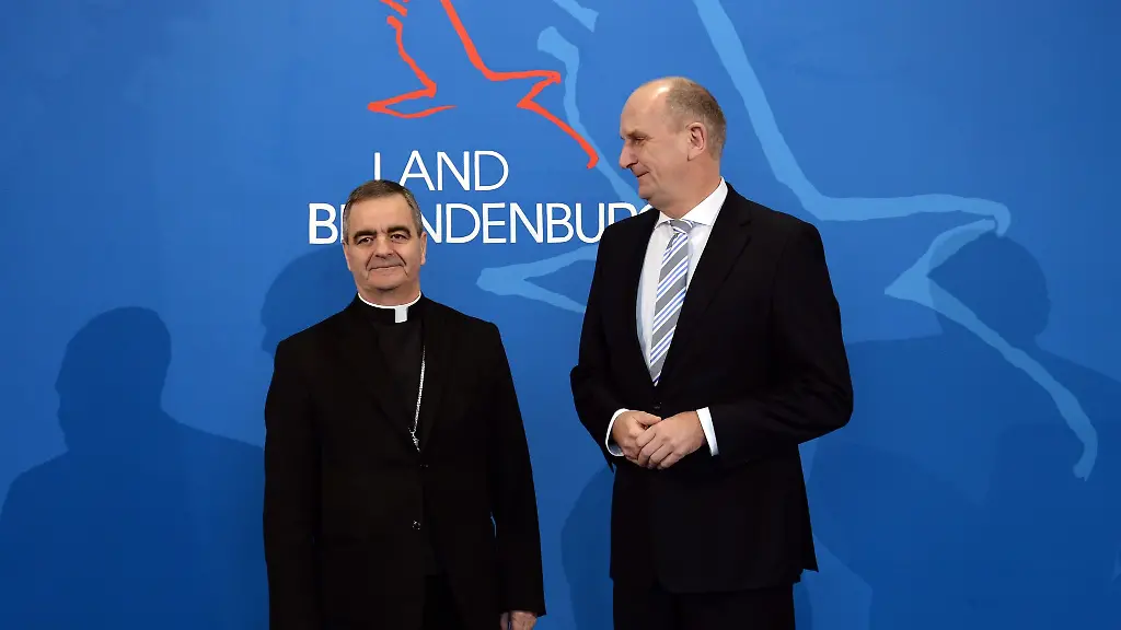 Brandenburgs-Ministerpraesident-Dietmar-Woidke-rechts-hier-mit-Erzbischof-Nikola-Eterovic-wuerdigt-das-Wirken-von-Papst-Franziskus-Archivbild