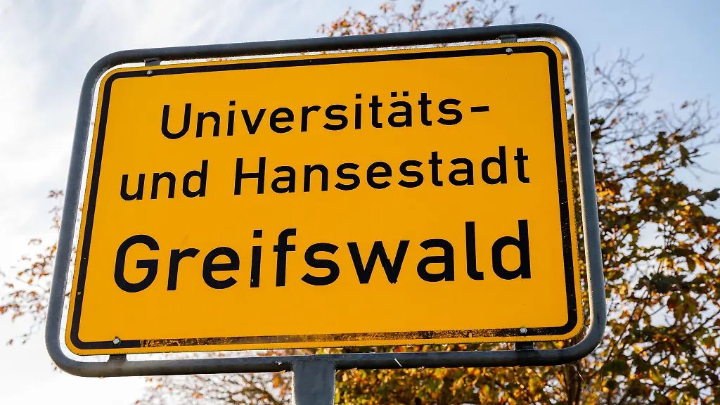 In-Greifswald-ist-ein-Mann-aus-der-geschlossenen-Psychiatrie-gefluechtet-und-hat-mehrere-Menschen-angegriffen-und-ihre-Autos-beschaedigt