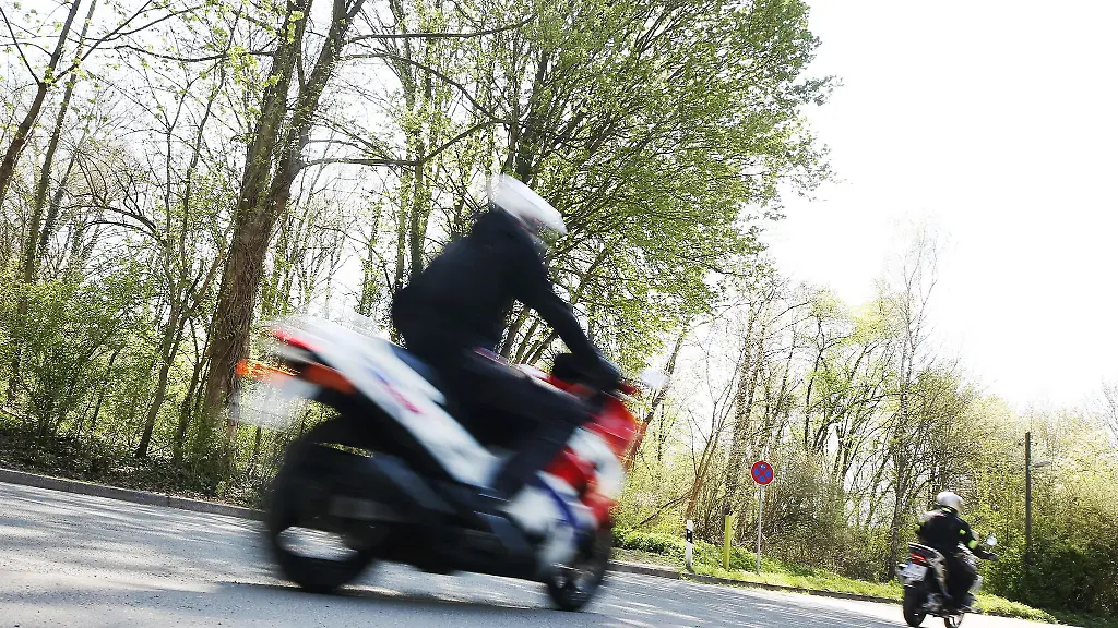 Motorradfahrer-nutzten-das-teils-schoene-Wetter-fuer-einen-Ausflug