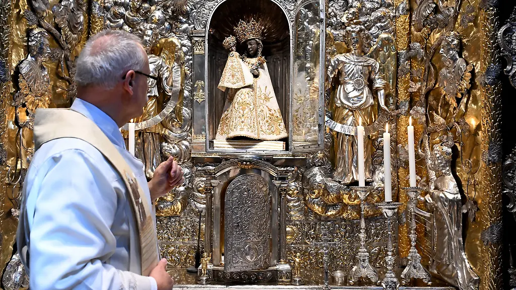 Zu-den-kirchlichen-Festen-wird-die-Schwarze-Madonna-umgekleidet-zu-Ostern-traegt-sie-ein-weisses-Gewand