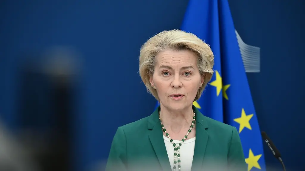 Papst-Franziskus-habe-mit-seiner-Bescheidenheit-und-seiner-aufrichtigen-Liebe-fuer-die-weniger-Gluecklichen-Millionen-Menschen-inspiriert-sagte-EU-Kommissionspraesidentin-Ursula-von-der-Leyen