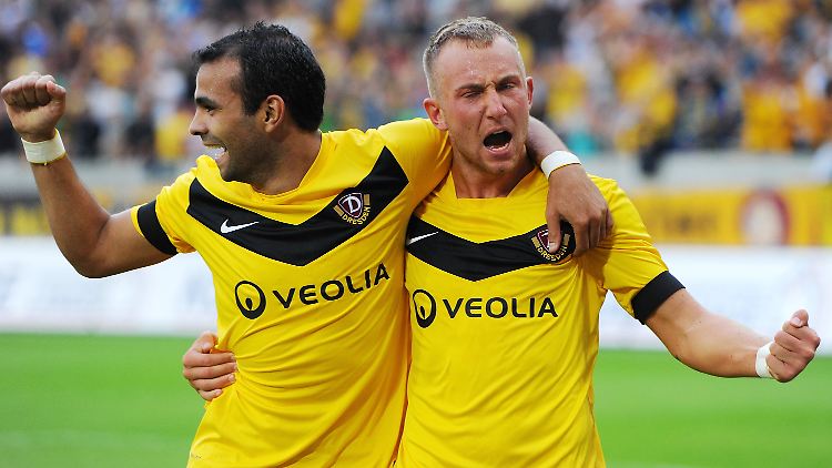 Die Dresdner Marvin Knoll (r) jubelt nach seinem Treffer zum 2:0 mit Cidimar.