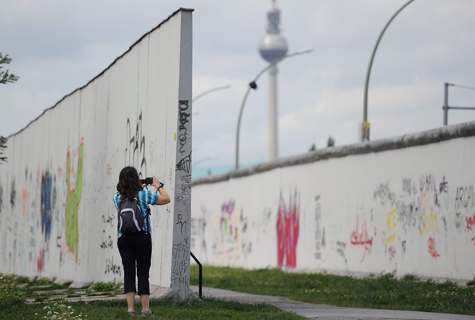 Von der Mauer, die Berlin 28 Jahre lang teilte, stehen nur noch wenige, kleine Reste. Aber wer in die Hauptstadt kommt, will sie sehen.